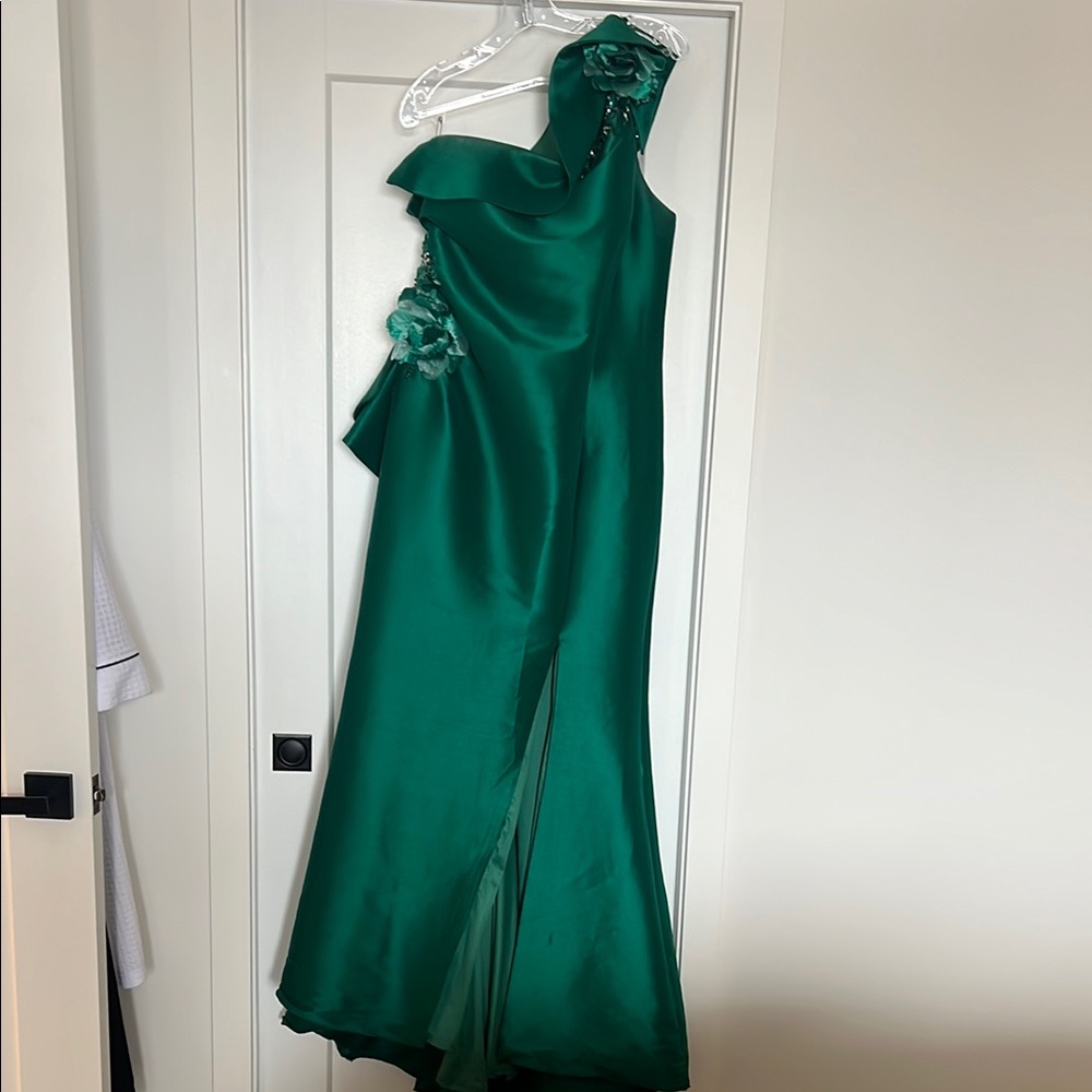 TERANI Elegant Green One-Shoulder Gown